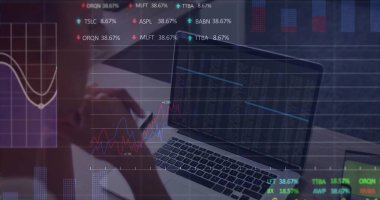 Ofisteki üst düzey veri örtülerini dizüstü bilgisayarla, defterle, kalemle analiz eden bir kadın. Finansal, analitik, profesyonel, dijital, çalışma alanı, modern, teknoloji