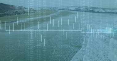 Kumlu sahil ve dalgalar üzerinde şamdan çizgileri ve hisse senedi figürleriyle örtüşüyor. Deniz manzarası, finansal görselleştirme, dijital veri, manzara, analitik, doğal çevre, modern teknoloji