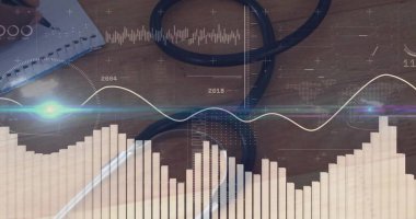 Kalemi sağ elinde tutarken ve deftere yazarken ahşap masa, veri kaplamaları, kopyalama alanı. Üretkenlik, yenilik, teknoloji, çalışma alanı, analitik, iş dünyası, modern