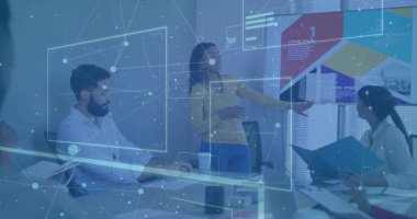 Ofiste ekranın yanında dizüstü bilgisayar ve kaplamalı sarı bluz giyen sunucu. İşbirliği, yenilik, dijital, veri görselleştirme, modernleşme, takım çalışması, iş stratejisi