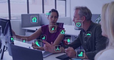 Kolsuz menekşe bluzlu bir kadın. Ofisteki monitörde eko ikonlu verileri gösteriyor. Çevre, işbirliği, teknoloji, sürdürülebilirlik, üretkenlik, profesyonellik, yenilik