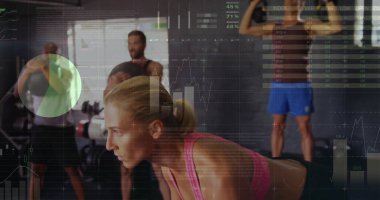 Ağırlık jimnastik salonunda kaldırmaya hazırlanan pembe elbiseli kadın. İlaç topu ve metrik kaplamalı. Kuvvet, spor salonu, fitness, eğitim, güç, egzersiz, egzersiz