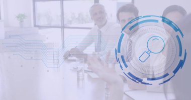 İş kıyafetleri içinde dört profesyonelin toplantı odasında kağıtları gözden geçirmesi, dizüstü bilgisayarı ve İHD 'si. Şirket, takım çalışması, yenilik, teknoloji, analiz, işbirliği, modern