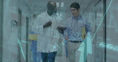 Sarı dosya taşıyan laboratuvar önlüklü yürüyen doktorlar hastane koridorunda dijital çizelgelerle tablet taşıyorlar. Tıbbi, sağlık, profesyonel, klinik, dokümantasyon, teknoloji, analiz