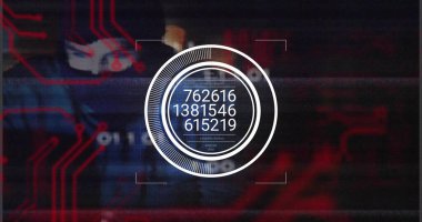 Kırmızı HUD grafikli, maskeli hacker dizüstü bilgisayara sayısal kodlar giriyor. Siber güvenlik, dijital sızma, gizlilik, teknoloji, karanlık, şifreleme, veri sızıntısı