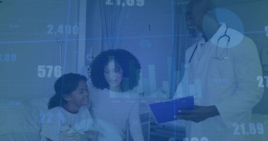 Hastane odasında, damar yolu direği ve dosya ile aile ile notları tartışan erkek doktorlara danışmak. Sağlık, aile, pediatrik, tıbbi, danışma, profesyonel, hasta