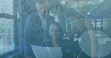 Modern ofisteki basılı raporu inceleyen meslektaşları incelerken, grafikler monitörleri örtüyor. İşbirliği, takım çalışması, analitik, iş, çalışma alanı, modern, kurumsal