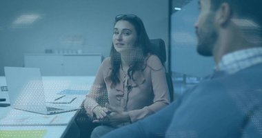 Ofis toplantı odasında açık dizüstü bilgisayarı ve çizelgeleri olan fırfırlı bluz giyen bir kadın konuşuyor. İşbirliği, takım çalışması, iş, meslek, tartışma, iletişim, modern