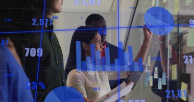 Toplantı odasında cam duvara yazı yazan takım elbiseli iş birliği yapan profesyoneller ve yapışkan notlar. Yenilikçi, takım çalışması, stratejik, dinamik, modern, veri odaklı, beyin fırtınası