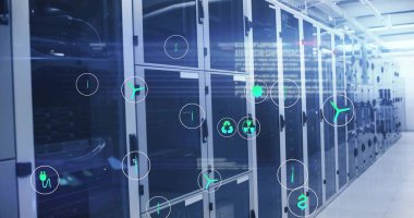 Veri merkezi koridorunda, yüzen enerji simgeleriyle kablo kablosu olan siyah sunucu dolapları gösteriliyor. Teknoloji, yenilik, otomasyon, altyapı, dijital, enerji, gelecekçi