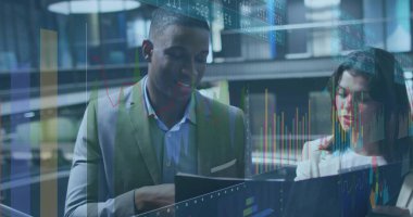 Modern ofiste dizüstü bilgisayarı inceleyen finansal veri takımının grafikleri ve rafları inceleniyor. Kurumsal, analitik, modernite, takım çalışması, çalışma alanı, profesyonel, yenilik