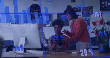 DSLR kamera ve bilgisayar ekranı ile yaratıcı stüdyodaki içeriği inceleyen iş arkadaşları. İşbirliği, beyin fırtınası, yenilik, dijital, takım çalışması, modern, canlı