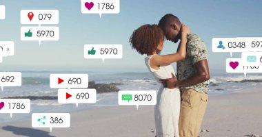 Açık renk elbiseli, tropikal tişörtlü, sahilde alnına dokunan, sosyal ikonlu bir çift. Romantik, bağlantı, dinginlik, rahatlık, doğa, iletişim, modern