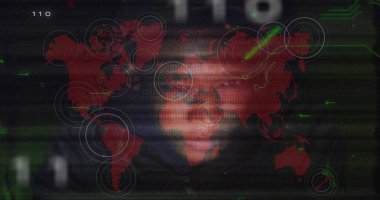 Kırmızı dünya haritası eşmerkezli sıcak noktalar, tarama hatları ve yeşil veriler ile örtüşüyor. Dijital, teknoloji, analitik, siber güvenlik, veri görselleştirme, geleceksel, arayüz