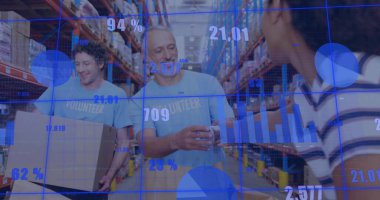 Mavi tişört giyen gönüllü adam depo koridorunda dijital kaplamalı küçük paketler veriyor. Hayırseverlik, lojistik, işbirliği, veri görselleştirme, envanter, destek, takım çalışması