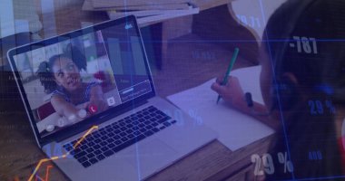 Evdeki kağıdın üzerine yeşil kalemle yazı yazan liseli kız, laptoptan arama, kopyalama alanı. Eğitim, öğrenim, iletişim, dijital, gençlik, odaklanma, ev ofisi