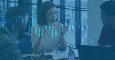 Ofisteki mali eğilimleri dizüstü bilgisayarlar ve şamdanlarla analiz eden üç iş arkadaşı. İş, strateji, işbirliği, modern, analitik, kurumsal, toplantı