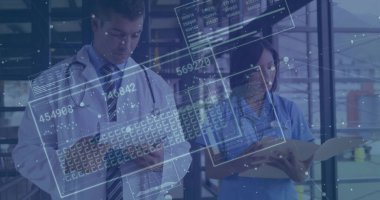 Hastanedeki dosyaların üzerine steteskoplar ve kaplamalarla tıbbi personel yazıyor. Klinik, sağlık, modern, teşhis, takım çalışması, profesyonellik, teknoloji