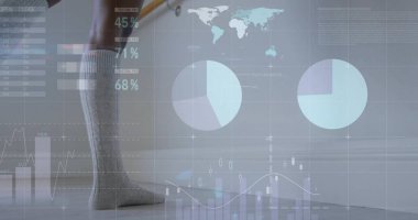 Dinlenen gri çoraplı bacak, dijital dünya haritası çizelgeleri duvarın yanında, kopyalama alanı. Minimalist, teknoloji, analitik, veri görselleştirme, modern, profesyonel, tek renkli