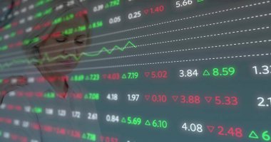 Ticaret odasındaki LED ekrandaki hisse senedi fiyatlarını analiz eden bir finans uzmanı. Teknoloji, analitik, yatırım, dijital, iş, profesyonel, veri