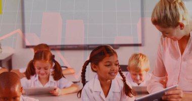 Sınıftaki öğrenci masasında interaktif ekranla tableti tıklatan eğik öğretmen. Eğitim, dijital öğrenme, sınıf, e-öğrenme, çocuklar, akıl hocalığı, modern