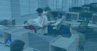 Çalışma grubu masaüstü bilgisayar ve dizüstü bilgisayarlar üzerinde çalışıyor ve grafikler üzerinde çalışıyor. İşbirliği, takım çalışması, yenilik, üretkenlik, modern, profesyonel, akıllı telefon