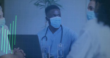 Hastane toplantısında mavi önlüklü ve cerrahi maskeli dijital çizelgesi olan doktoru dinliyorum. Tıbbi ekip, işbirliği, profesyonel, klinik, sağlık, teknoloji, takım çalışması