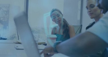 Ofis toplantı odasında dizüstü bilgisayarı işaret eden üç profesyonelle iş birliği yapmak, defterlerle. Takım, beyin fırtınası, modern, kurumsal, iletişim, üretkenlik, çalışma alanı