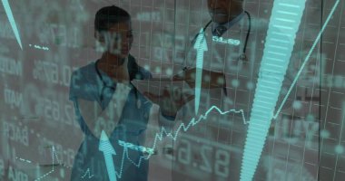 Kadın ve erkek doktor, hastane odasındaki tablet verilerini dijital çizelgeler ve stetoskoplarla inceliyor. Sağlık, teletıp, veri analizi, dijital dönüşüm, fütüristik, işbirliği