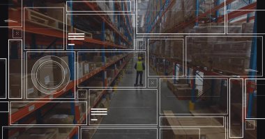 Sarı güvenlik yeleği giyen işçiler raflarda dikiliyorlar, dijital kaplama grafikleri var. Sanayi, lojistik, güvenlik, otomasyon, organizasyon, depo, teknoloji