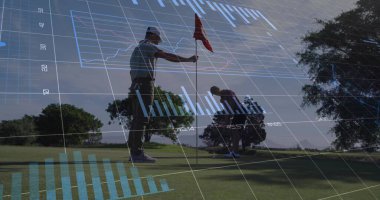 Bayrak direğini tutan, iki golfçü çömelmiş ve golf topunu veri örtüsü olan yeşile yerleştiriyor. Spor, eğlence, açık hava, rekabet, takım çalışması, analiz, strateji