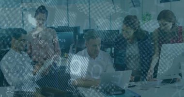 Modern ofis masasındaki dizüstü bilgisayarlarda dijital kaplamalı verileri tartışan profesyoneller. Teknoloji, takım çalışması, yenilik, şirket, dijital, iletişim, üretkenlik