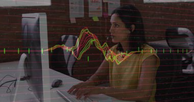 Ofiste beyaz masada sarı bluz giyen kadın. Monitörü, klavyesi, faresi, fotokopisi var. Profesyonel, çalışma alanı, modern, işbirlikçi, canlı, üretkenlik, ergonomik