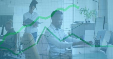 Modern ofiste klavyeye yeşil grafik kaplamalı beyaz tişört giyen çalışan bir işçi. İşbirliği, üretkenlik, teknoloji, dijital, çalışma alanı, modern, kurumsal