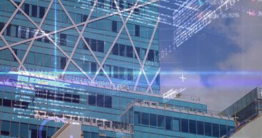 Yüksek katlı cam binalar, şehir merkezinde çapraz kesişen ve veri örtüsü olan köşegenler. Gökdelen, kentsel, modern, mimari, veri, analitik, teknoloji