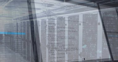 Kablo tepsileri ve kod kaplamalarıyla veri merkezi koridorunu kaplayan raflara monte edilmiş sunucular gösteriliyor. Teknoloji, altyapı, dijital, siber güvenlik, otomasyon, ağ, sanayi