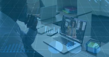 Bilgisayarında kupa tutan bir çağrı cihazına katılmak, veri tablolarını takip etmek, kopyalamak. İşbirliği, iletişim, dijital, teknoloji, yenilik, profesyonellik, üretkenlik