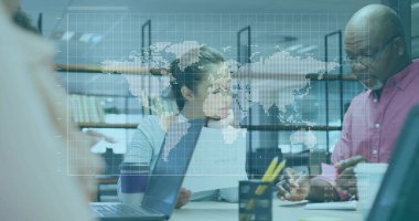 Önde gelen tartışmalar, konferans masasında dizüstü bilgisayar ve raporlarla fikirleri paylaşan profesyonel takım. İşbirliği, takım çalışması, şirket, beyin fırtınası, strateji, iletişim, yenilik