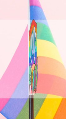 Lezbiyen çiftin göbeğinde kahve içen gökkuşağı bayraklarının canlandırılması. lgbt hakları ve eşitlik kavramı dijital olarak oluşturulmuş video.