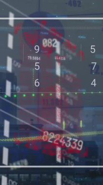 Şehir manzarası üzerinde veri işleme animasyonu. Küresel teknoloji, bilgisayar ve dijital arayüz kavramı dijital olarak oluşturulmuş video.