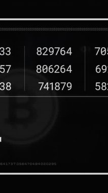 Siyah arka planda bitcoin sembolü üzerinde veri işleme animasyonu. Küresel teknoloji, bilgisayar ve dijital arayüz kavramı dijital olarak oluşturulmuş video.