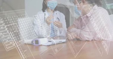 Doktor aşı şişesini aldı ve şırıngaya enjekte etmeden önce hastanın kolunu uzatması için çizdi. Tıbbi, sağlık, klinik, teşhis, önleme, profesyonellik, temizlik