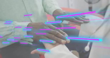 Tıbbi profosyonel el hastanın bileğine yerleştirilmiş nabzı tespit ediyor ve aksaklıklar sırasında hayati değerleri gözlemliyor. Sağlık, tanı, sağlık, ilaç, analiz, klinik, teşhis