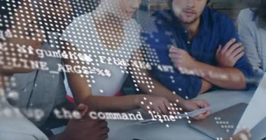 Proje ekibi harita kodlarına tepki veriyor, teknik proje için kağıtları ve laptop arayüzünü analiz ediyor. İşbirliği, takım çalışması, yenilik, teknoloji, beyin fırtınası, profesyonel, modernizasyon