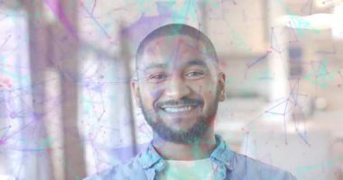 Adam pencerenin önünde dikilirken şebeke onun etrafında dolaşıyor ve teknoloji gösterisinde kahkahalara neden oluyor. Teknoloji, yenilik, bağlantı, modern, profesyonel, dijital, işbirliği