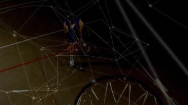 Atletin sahada top sürmesi ve kırmızı çizgiyi geçmesi, spor analizinde sıçrama olduğunu gösteriyor. Sporcu, spor, dijital, performans, mahkeme, yarışma, hareket