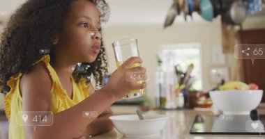 Sosyal medyanın tırmanmayı sevdiği gibi tezgahta portakal suyu yudumlayan bir kız. Çocuk, içecek, içecek, içecek, ev, yaşam tarzı, hayat dolu, gündelik