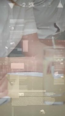 Toplantıdaki iş adamları üzerinde istatistik ve mali veri işleme animasyonu. küresel iş ve veri işleme kavramı dijital olarak oluşturulmuş video.