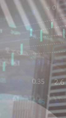 Şehir manzarası üzerinde finansal veri işleme animasyonu. Küresel iş, finans, bağlantılar, hesaplama ve veri işleme kavramı dijital olarak oluşturulmuş video.
