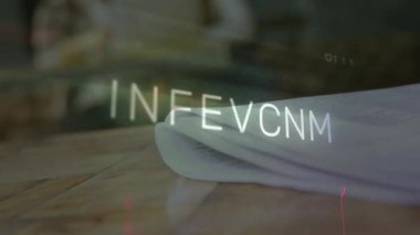 Teknik işbirlikçiler, kırmızı ışık saçan neon içerikli metinleri dizüstü bilgisayardan inceliyorlar. Teknoloji, işbirliği, dijital, yenilik, modern, başlangıç, iletişim